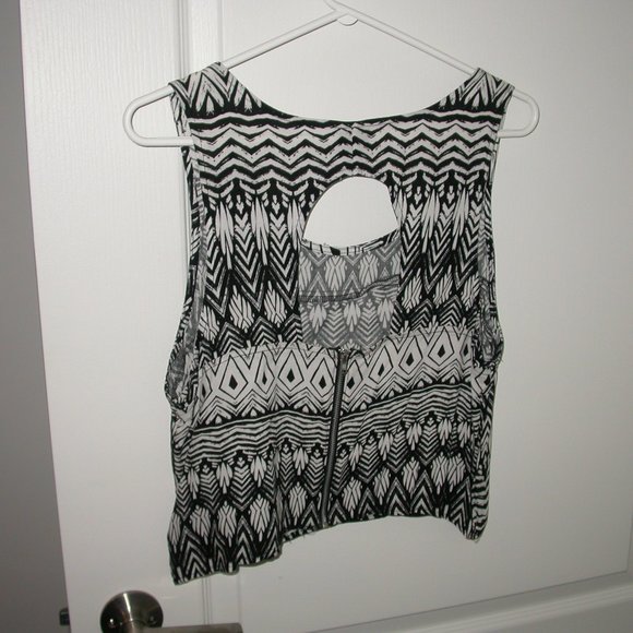 Crop Top - Black and White - Picture 5 of 6